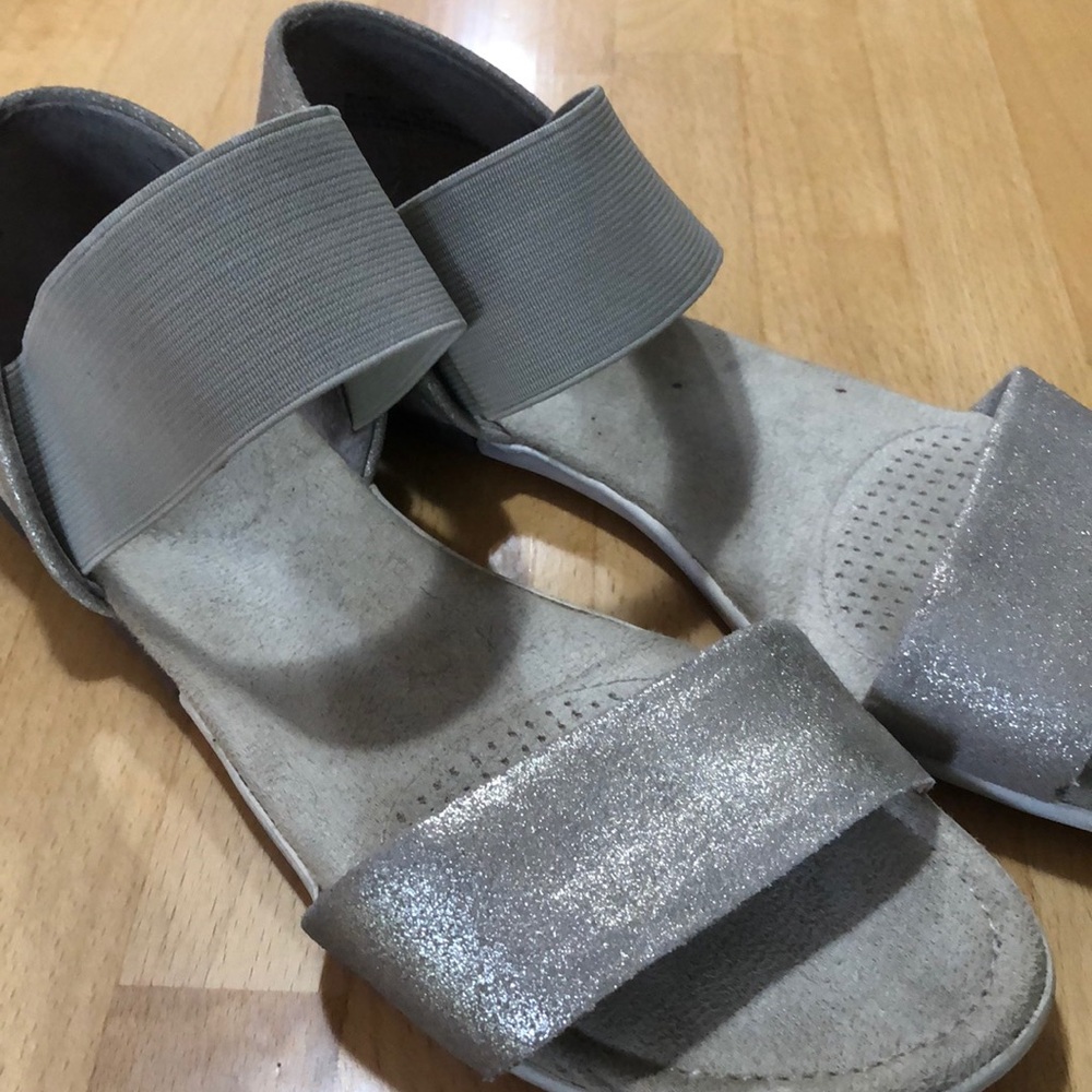 OTBT Milawkie Gold Flat Sandals Sz 6.5